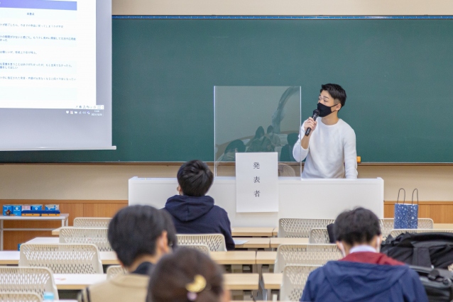 2021年中国語学科 卒業論文・卒業研究中間発表会1