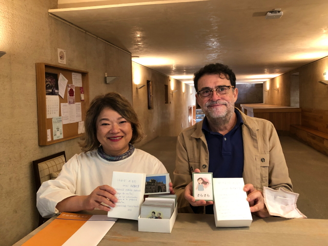 サラマンカ大学附属日西文化センターに濵松ゼミ作成の「かるた」寄贈1