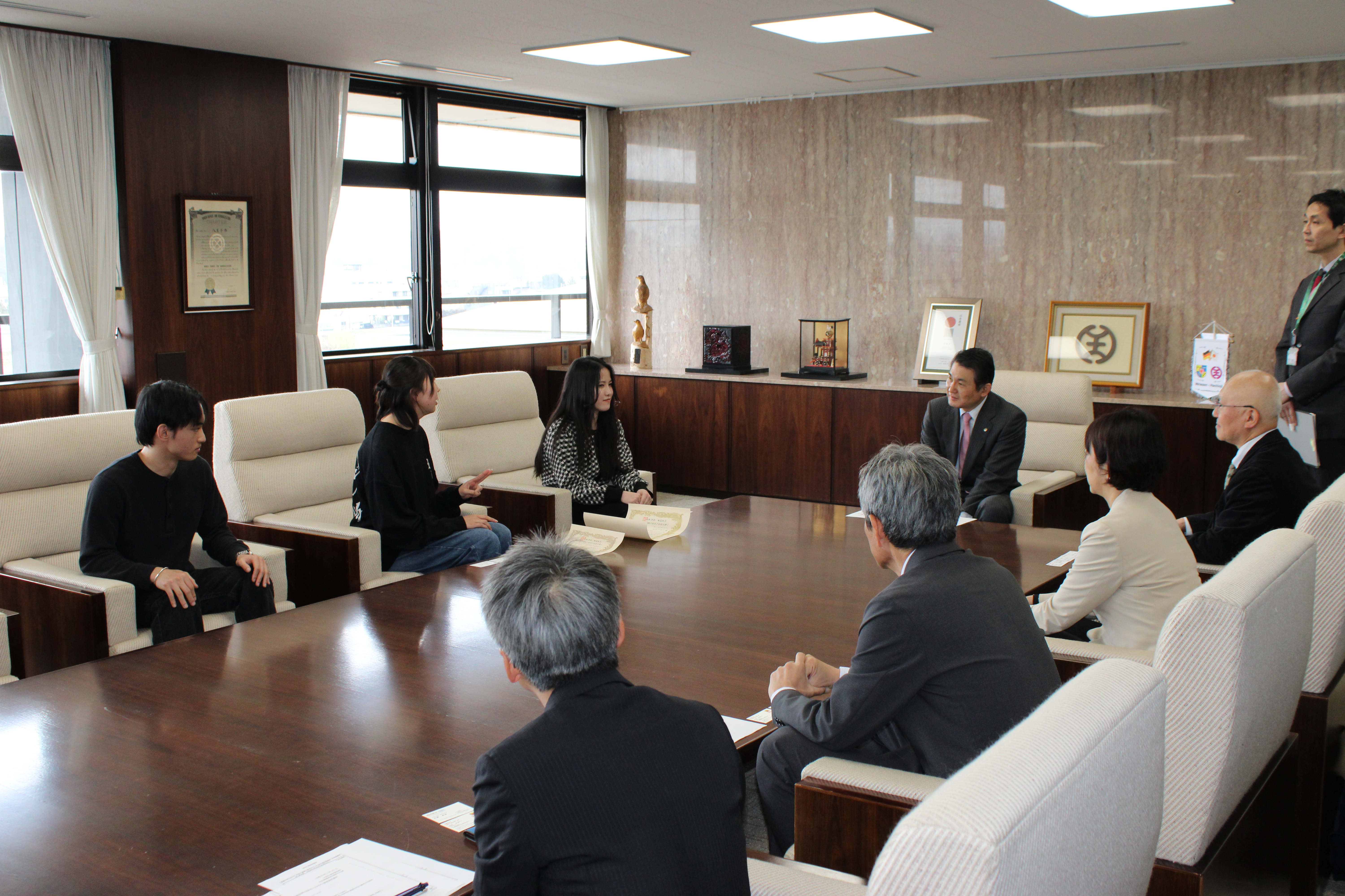 報告を行う様子